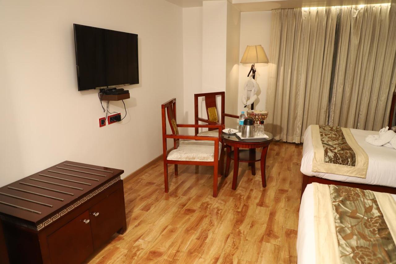 Republic Hotel Патна Экстерьер фото